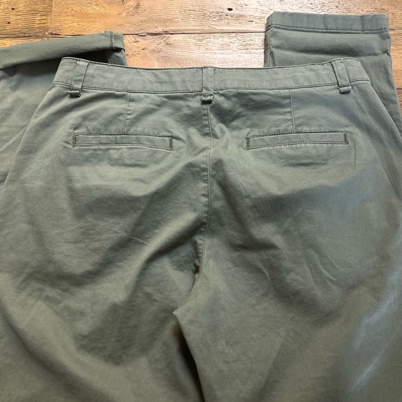 GAP Girlfriend Midrise olive Chino Pants Perfect 90’s preppy online sold out - Picture 8 of 10